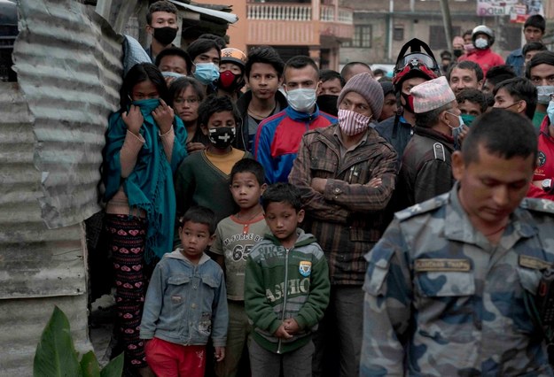 Nepalczycy teraz najbardziej potrzebują lekarstw, wody i żywności oraz dachu nad głową /WILL OLIVER  /PAP/EPA