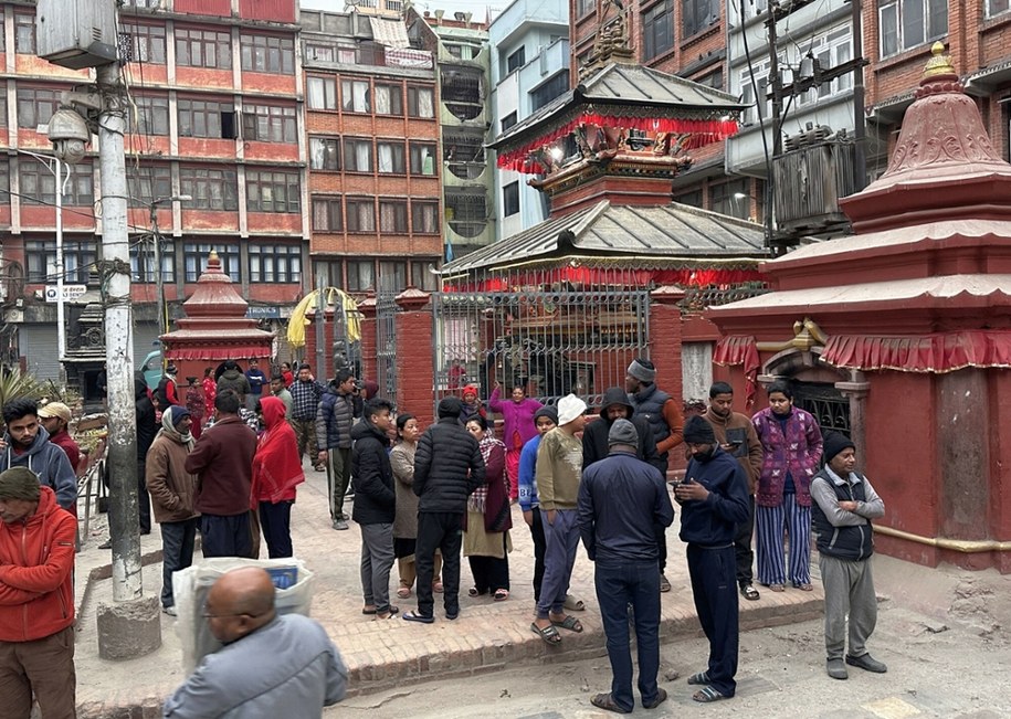 Nepalczycy zebrali się przed swoimi domami po trzęsieniu ziemi, 7 stycznia 2025 /Sunil Sharma/ZUMA Press Wire/Shu /East News