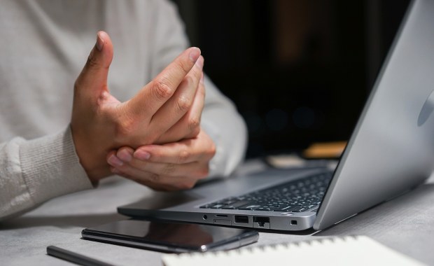 Nerwoból – czym jest, jakie daje objawy i jak sobie z nim radzić?