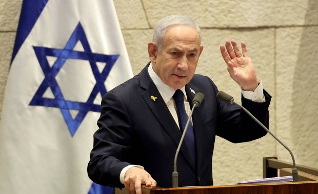 Netanjahu prosi o łaskę. Mówi o "gaszeniu płomieni"