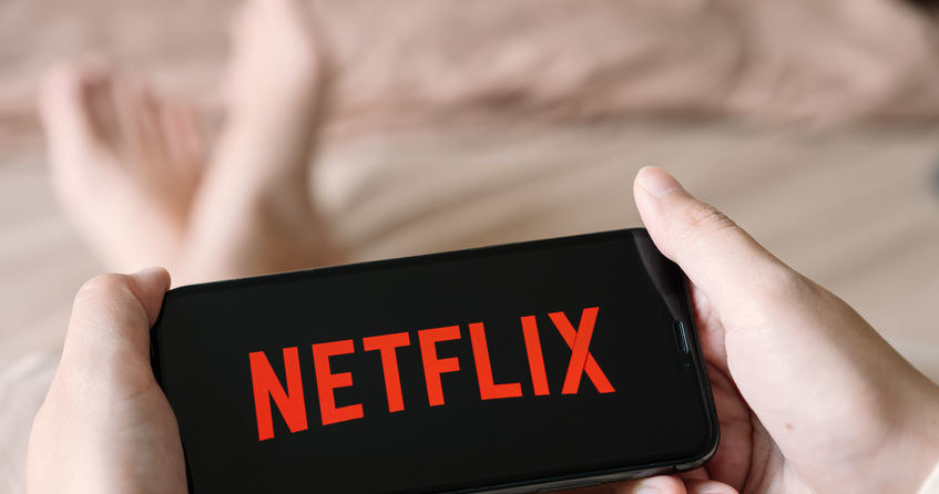 Netflix usuwa jeden z planów abonamentowych /123RF/PICSEL