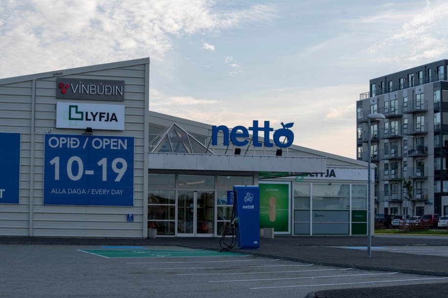 Netto dyscyplinarnie zwolniło kasjera za oszustwa. Okazał się nim... polski pisarz /Shutterstock