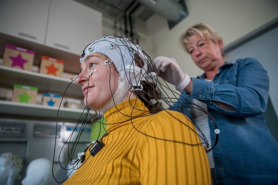 Neurolodzy opisali trzy stadia uszkodzenia mózgu u chorych na COVID-19. Zdjęcie ilustracyjne /Jens Büttner /PAP/EPA