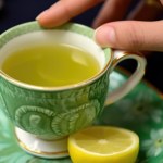 Neutralizuje wolne rodniki, wzmacnia koncentrację i pamięć. Jest w herbacie