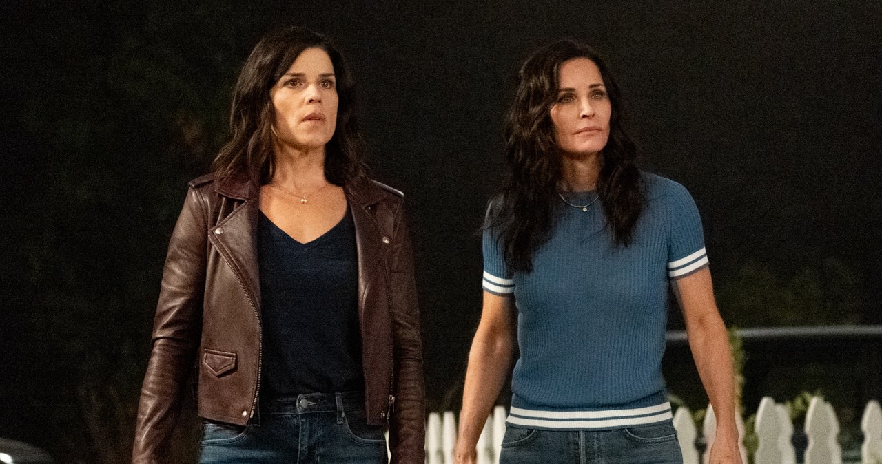 Neve Campbell i Courteney Cox w filmie "Krzyk" (2022) /materiały prasowe