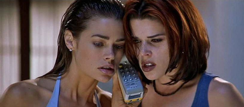 Neve Campbell i Denise Richards w filmie "Dzikie żądze" /materiały prasowe