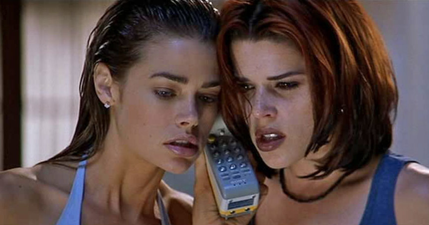 Neve Campbell i Denise Richards w filmie "Dzikie żądze" /materiały prasowe