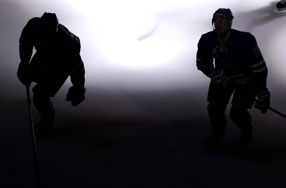 New York Rangers zajęli pierwsze miejsce w przygotowywanym co roku przez magazyn "Forbes" rankingu najdroższych klubów NHL (zdjęcie z lutego 2015) /John Angelillo/UPI Photo/Newscom /PAP