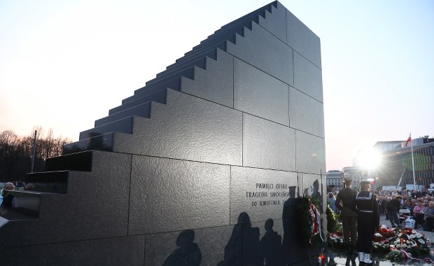 NEWS RMF: Pomniki smoleński i Lecha Kaczyńskiego zostaną połączone czerwonym chodnikiem