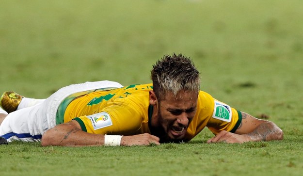 Neymar doznał kontuzji kręgosłupa w meczu ćwierćfinałowym mistrzostw świata z Kolumbią /TOLGA BOZOGLU /PAP/EPA