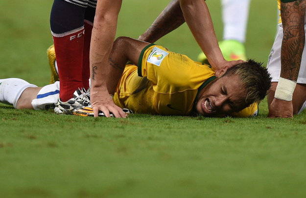 Neymar doznał urazu w starciu z Juanem Zunigą /MARIUS BECKER  /PAP/EPA