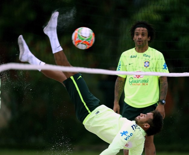 Neymar i Marcelo trenują na plaży /MARCELO SAYAO /PAP/EPA