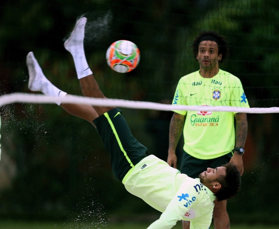 Neymar i Marcelo trenują na plaży /MARCELO SAYAO /PAP/EPA