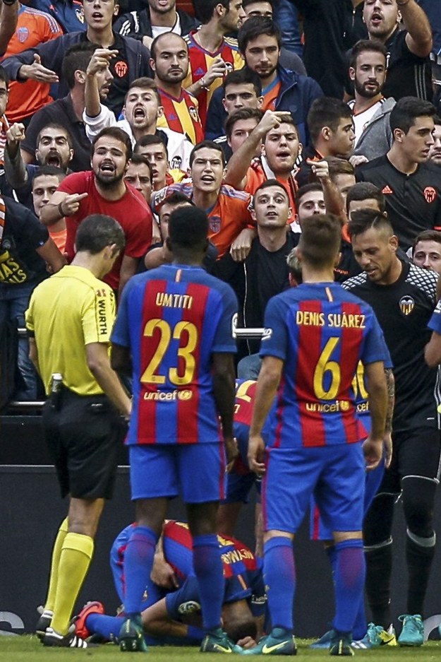 Neymar leży na murawie po uderzeniu rzuconą z trybun butelką z wodą. Do incydentu doszło w końcówce sobotniego meczu Valencia - Barcelona /BIEL ALINO  /PAP/EPA