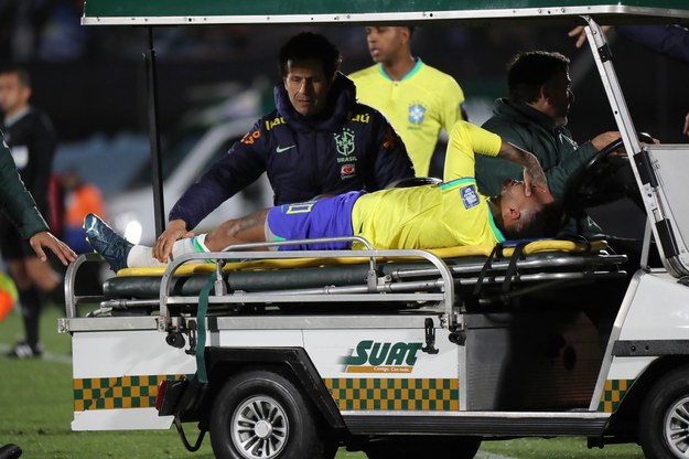 Neymar opuszcza boisko po kontuzji /Raul Martinez /PAP/EPA