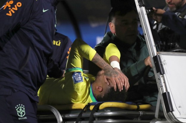 Neymar opuszcza boisko po kontuzji /Raul Martinez /PAP/EPA
