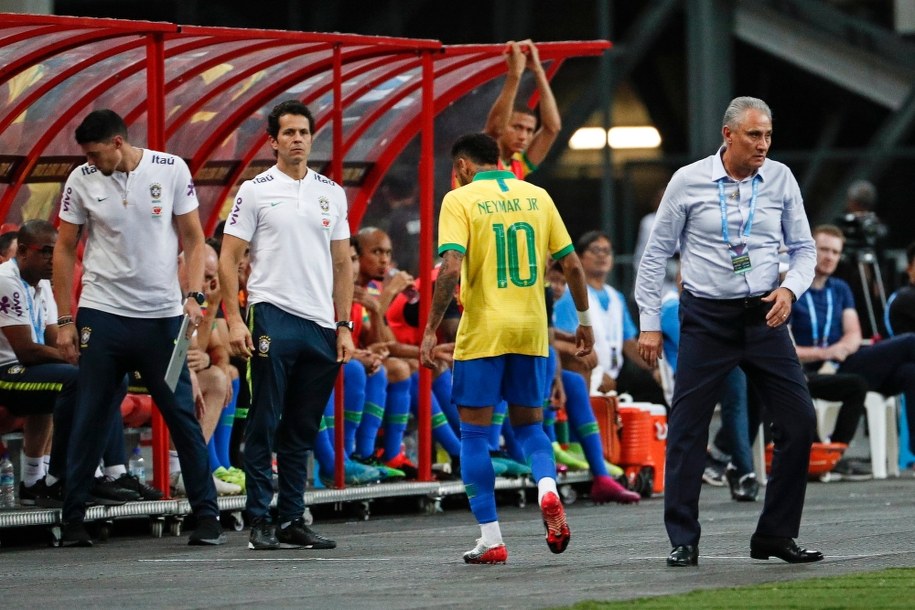 Neymar schodzi z boiska /WALLACE WOON /PAP/EPA