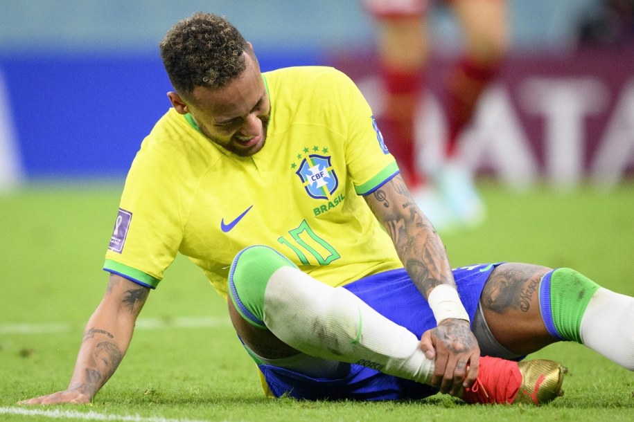 Neymar utykając opuścił boisko w 79. minucie meczu /LAURENT GILLIERON /PAP/EPA