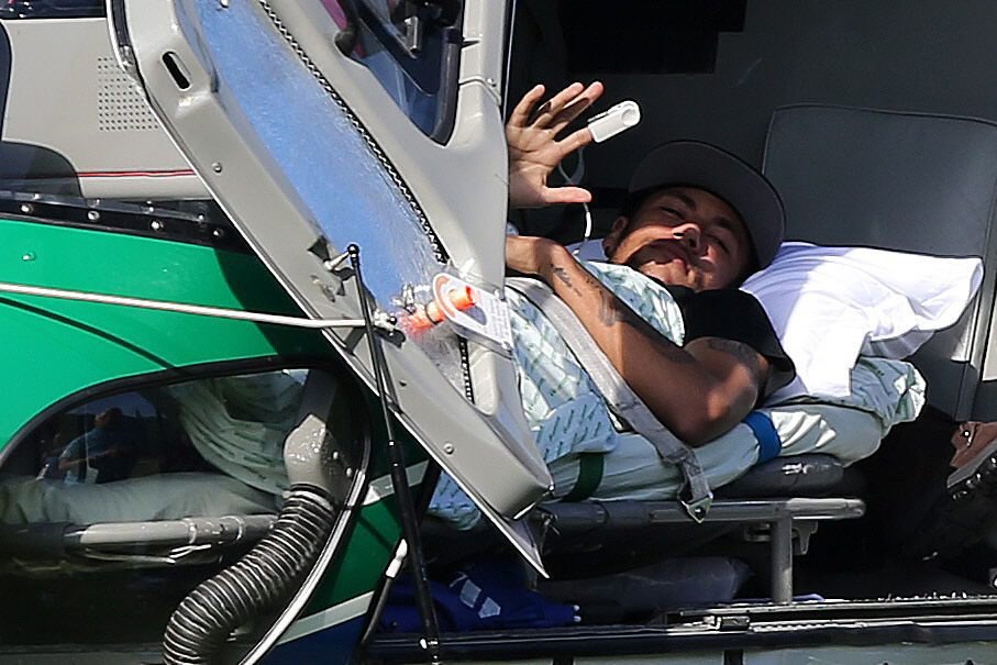 Neymar w drodze do domu /MARCELO SAYAO /PAP/EPA