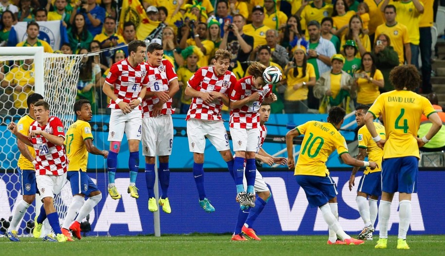 Neymar wykonuje rzut wolny /TOLGA BOZOGLU /PAP/EPA