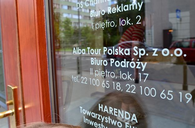 nformacja o stołecznej siedzibie biura Alba Tour na drzwiach budynku przy ul. Bagno w Warszawie /PAP