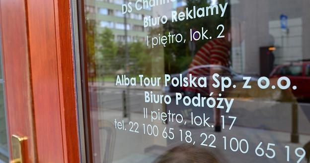 nformacja o stołecznej siedzibie biura Alba Tour na drzwiach budynku przy ul. Bagno w Warszawie /PAP