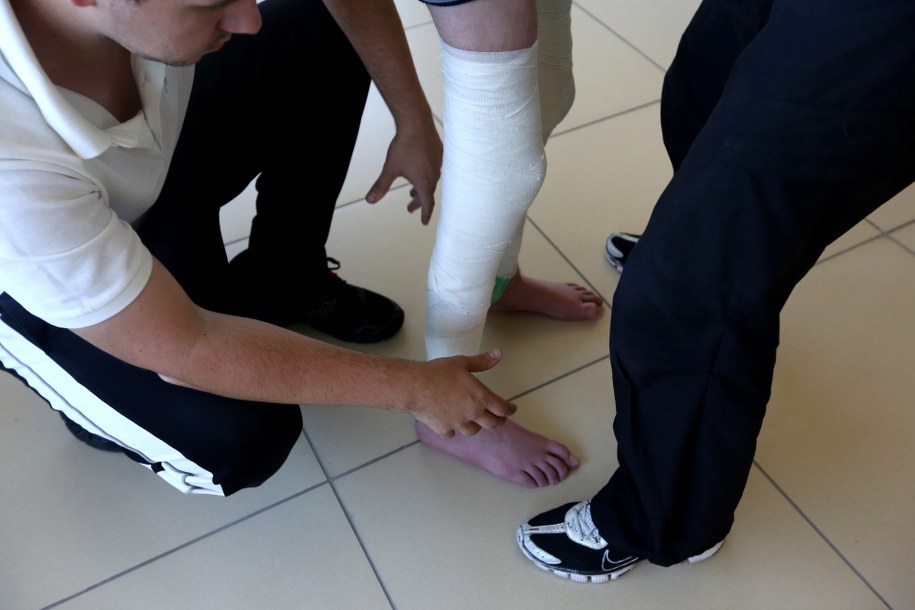 NFZ chce zmniejszyć kontrakt dla "Repty" /Tomasz Gzell /PAP