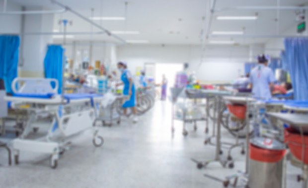 NFZ: Koszt leczenia jednego pacjenta wynosi średnio ok. 2,6 tys. zł