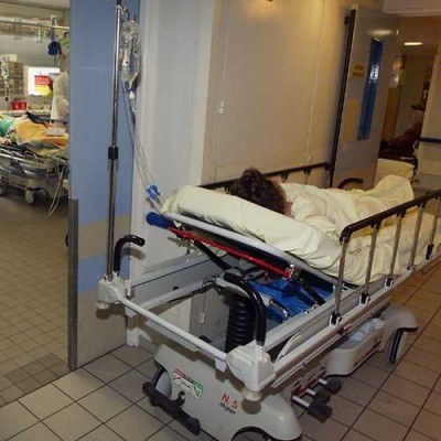 NFZ na zlecenie ministra zdrowia dzieli między szpitalami pół miliarda zł ze swojej rezerwy /AFP