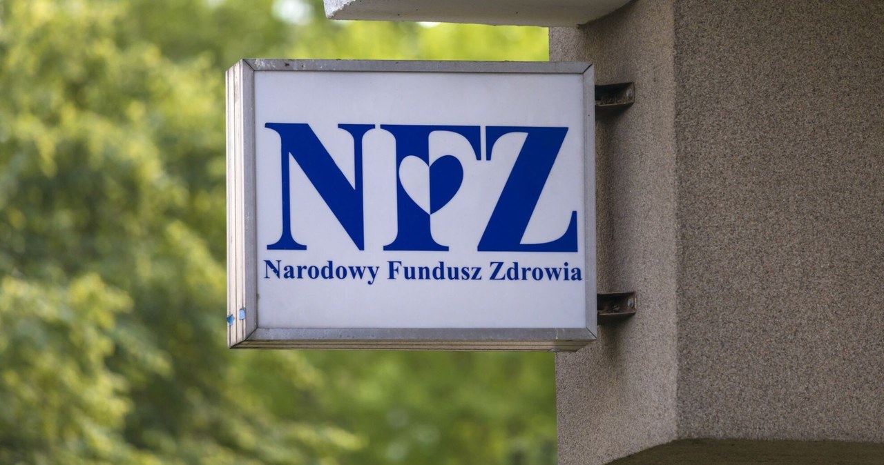 NFZ przed wakacjami apeluje do Polaków o wyrabianie specjalnej karty /ARKADIUSZ ZIOLEK/East News /East News