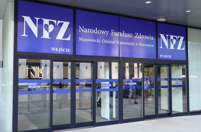 NFZ upomniał się o 35 mln złotych, które trafiły na konta pracowników w ramach tzw. dodatku covidowego /Mateusz Grochocki /East News