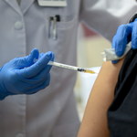 NFZ zajął się szczepieniami poza kolejką w Nowej Hucie. Szczepionkę dostali radni i ich małżonkowie