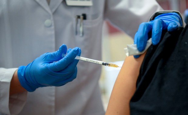 NFZ zajął się szczepieniami poza kolejką w Nowej Hucie. Szczepionkę dostali radni i ich małżonkowie