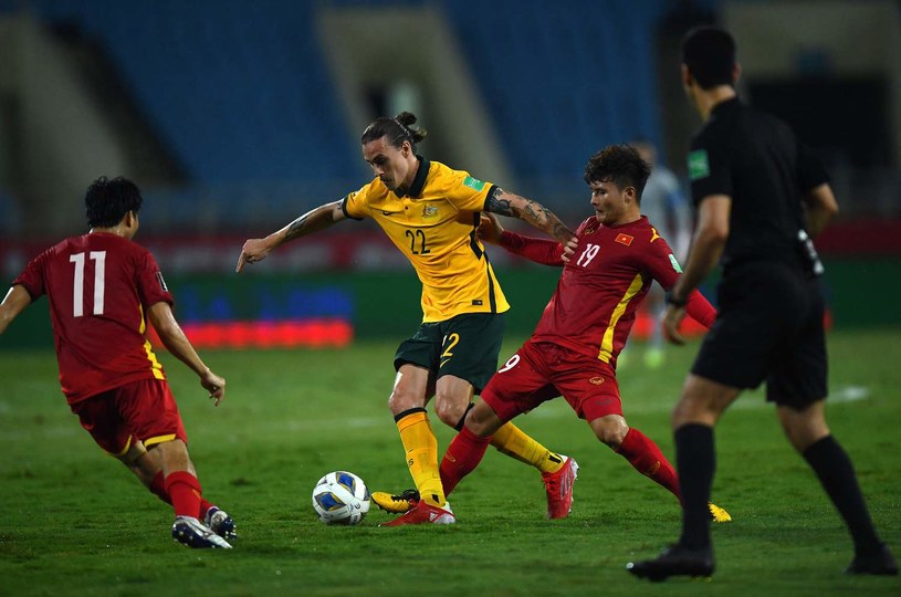 Nguyen Quang Hai powstrzymuje Jacksona Irvine'a w meczu Wietnam - Australia w eliminacjach do mundialu /MANAN VATSYAYANA /AFP