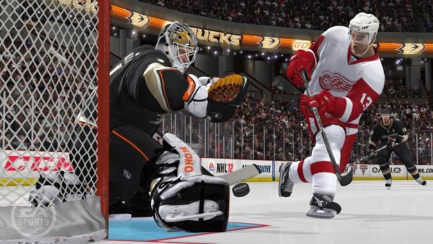 NHL 12: Strzela mężczyzna czy kobieta - jak myślicie? /Informacja prasowa