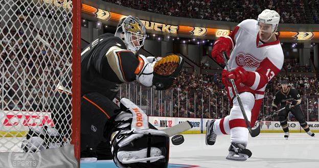 NHL 12: Strzela mężczyzna czy kobieta - jak myślicie? /Informacja prasowa