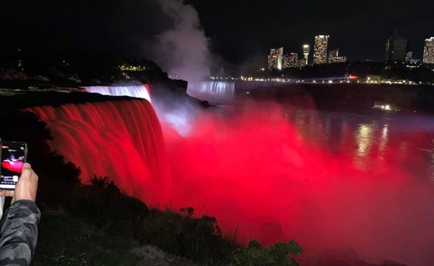 Niagara podświetlona na biało-czerwono. Uczczono 40. rocznicę powstania "Solidarności"