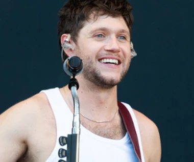 Niall Horan za ladą w kawiarni. Wokalistka serwuje nie tylko kawę, ale i nową muzykę