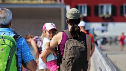 Niania z komórką w ręku? Brytyjczycy mówią "nie"