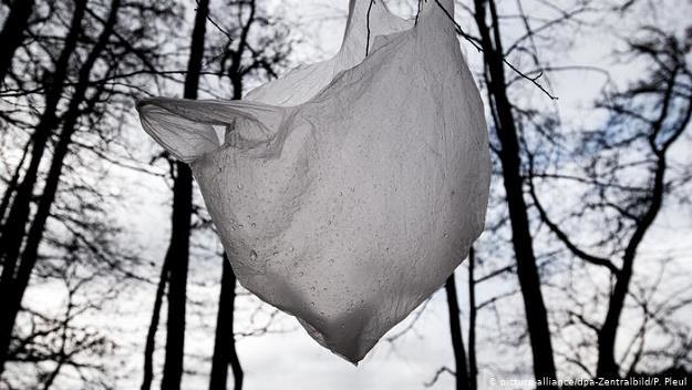 Niby biodegradowalne torby na zakupy czy worki na śmieci mają uspokoić sumienie konsumentów /Deutsche Welle