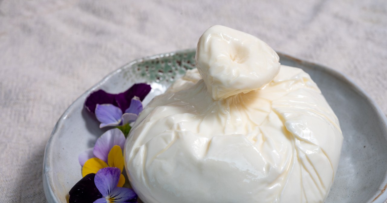 Nic dziwnego, że w dyskontach ten ser błyskawicznie znika z półek. /barmalini /123RF/PICSEL