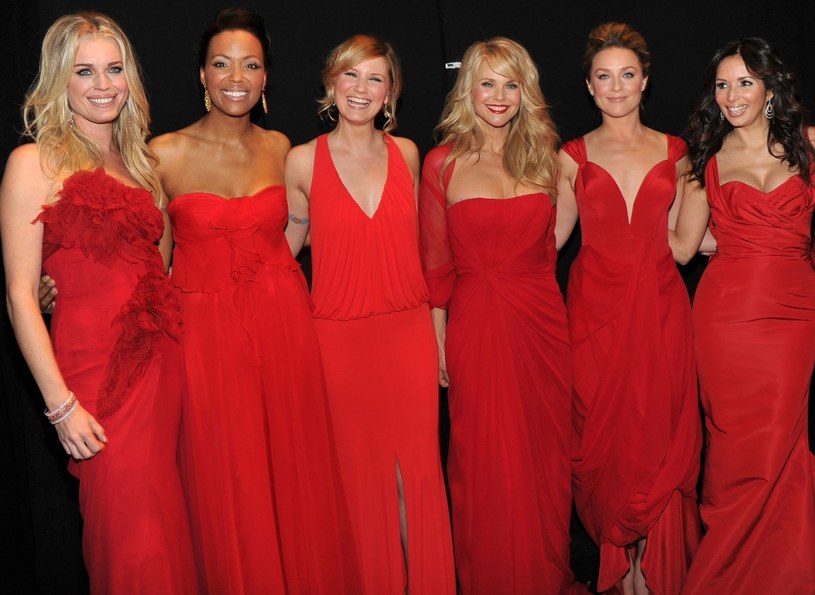 Nic nie działa na faceta, jak czerwona sukienka... /Getty Images/Flash Press Media
