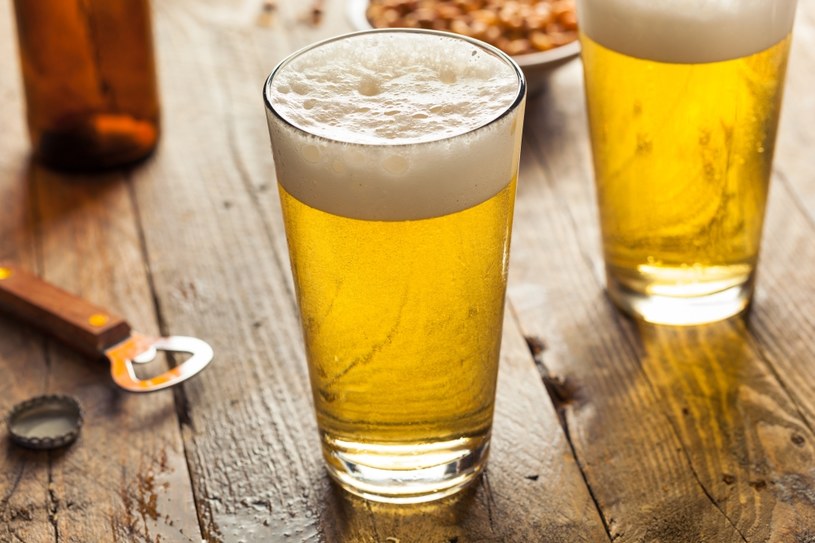 Nic tak nie orzeźwia w upał, jak piwo. Ale czy wolno prowadzić po piwie bezalkoholowym? /123RF/PICSEL