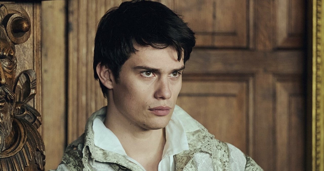 Nicholas Galitzine w serialu "Mary i George" /Sky UK/Starz via AP /East News