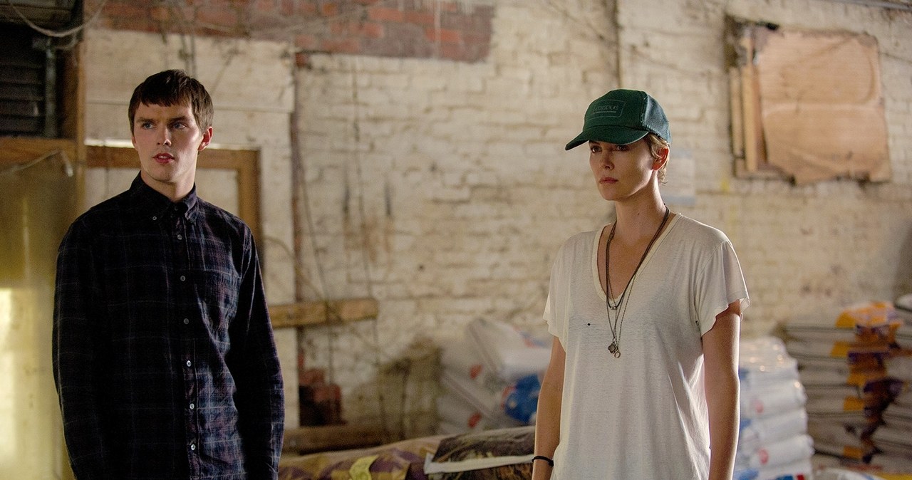 Nicholas Hoult i Charlize Theron w scenie z serialu "Mroczny zakątek" /Image Capital Pictures / Film Stills /Agencja FORUM