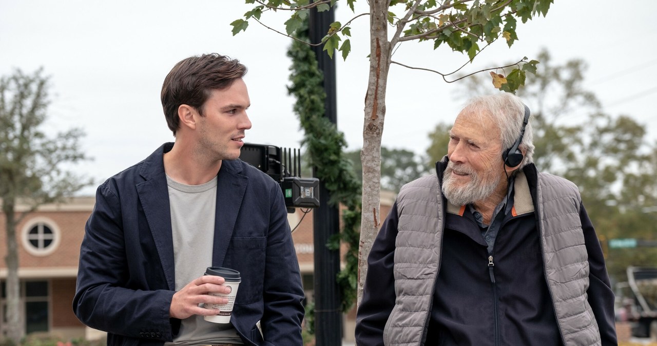 Nicholas Hoult i Clint Eastwood na planie filmu "Przysięgły nr 2" /Album Online /East News