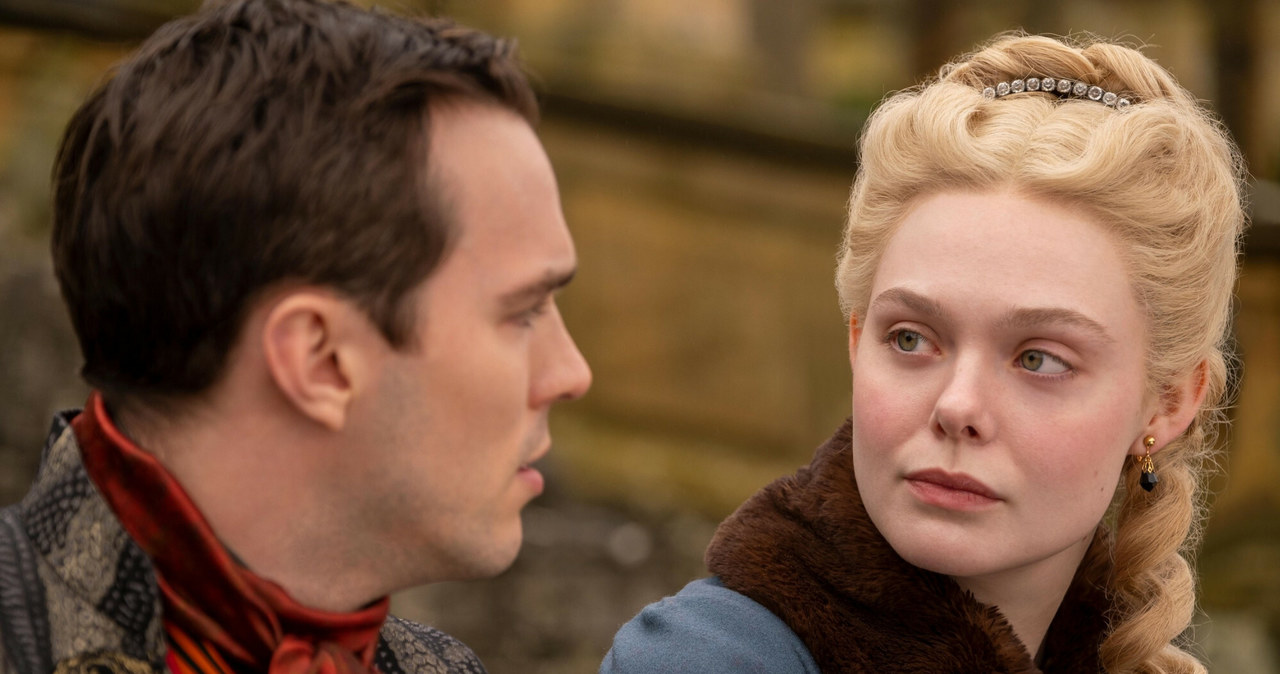 Nicholas Hoult i Elle Fanning w serialu "Wielka" /Everett Collection/East News /East News