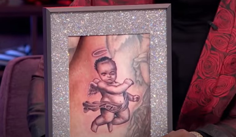 Nick Cannon i jego tatuaż zmarłego syna na YT @https://www.youtube.com/watch?v=8Qzbde8EFV8 /materiał zewnętrzny