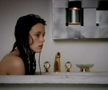 Nick Cave i dziewczyna w wannie. Zobacz klip!
