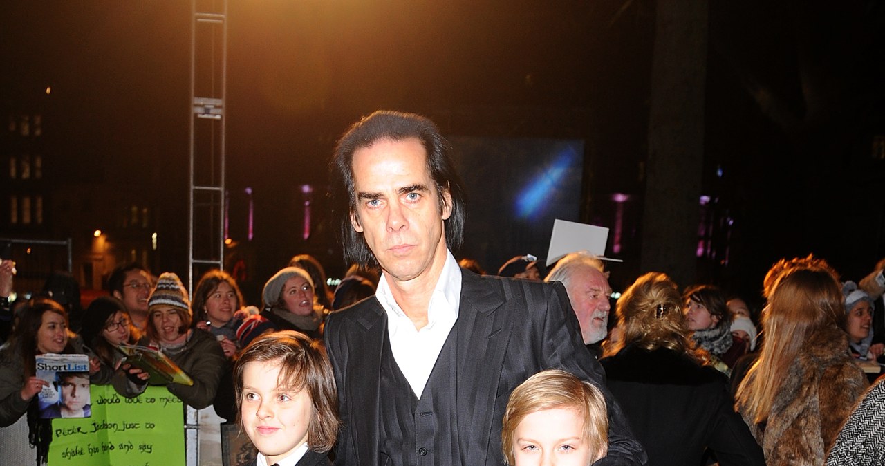 Nick Cave oraz jego synowie Luke i Jethro na premierze filmu "Hobbit": Niezwykła podróż" /Ian West/PA Images via Getty Images) /Getty Images